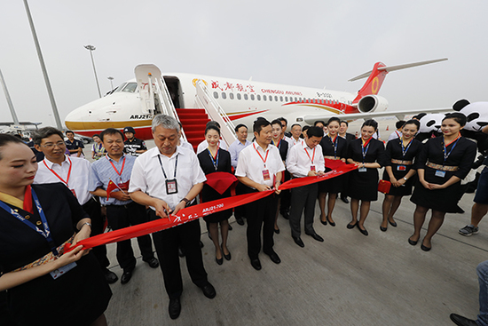 成都航空和成都機(jī)場(chǎng)還有中國(guó)商飛的代表為ARJ21-700首飛剪彩。