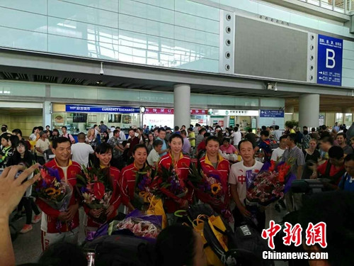  14日，在里約奧運會摘得女子重劍團體賽銀牌的中國女子重劍隊抵達北京。呂春榮 攝